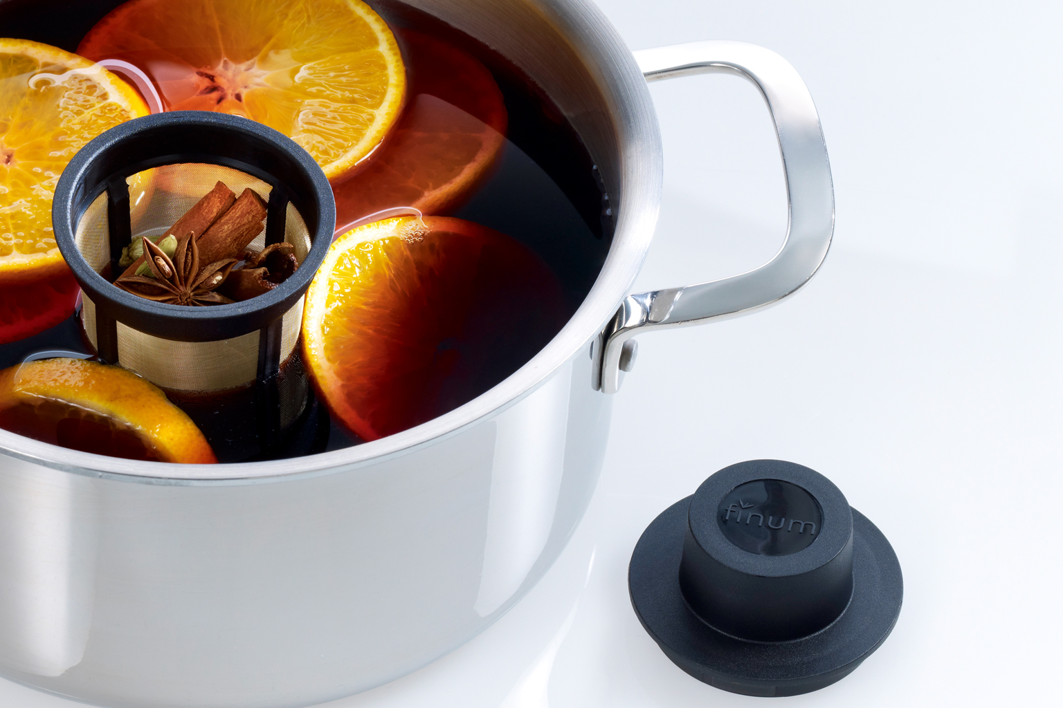 Mulled Wine with finum® Floating Basket!